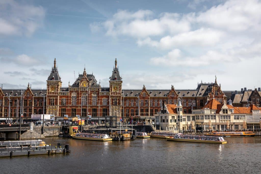 car rentals available at amsterdam central station